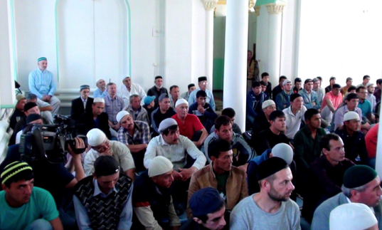 Мусульмане слушают праздничную проповедь