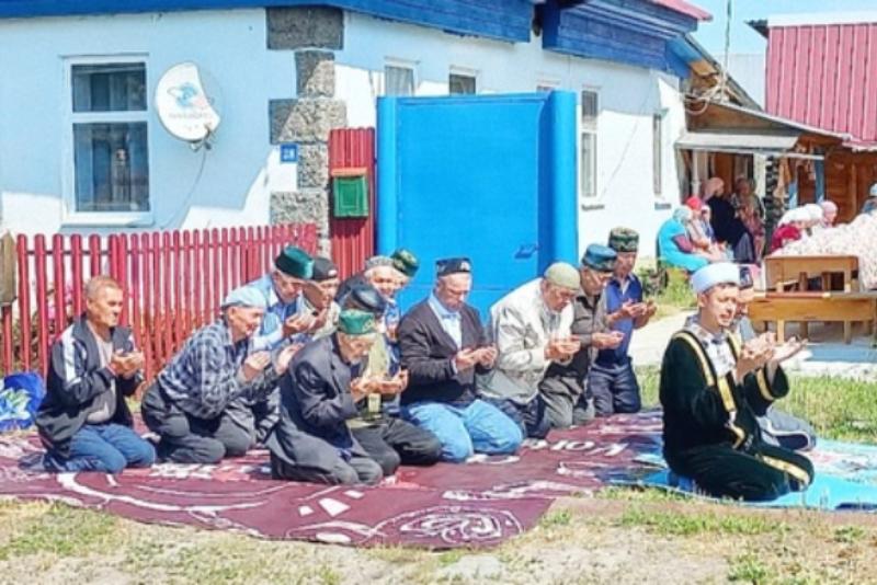 Мусульмане Тюмени вознесли молитвы о мире и стабильности